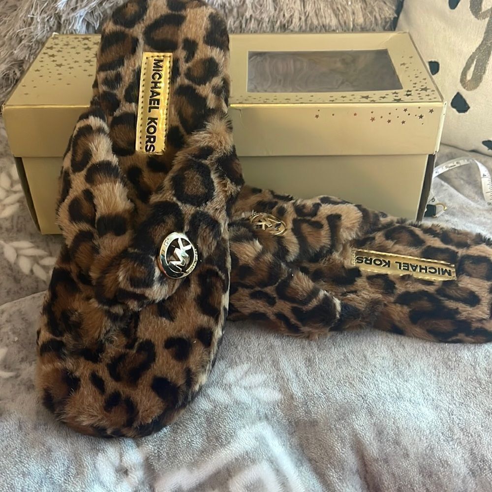 Michael Kors/mK jetset jet set thong sandals/slippers
Faux fur- animal /leopard/